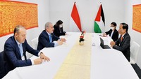 Dalam pertemuan tersebut, Jokowi tampak didampingi Menteri Luar Negeri Retno Marsudi saat melakukan pertemuan bilateral dengan PM Palestina Mohammed Shtayyeh.