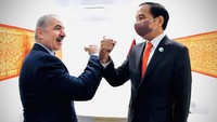 Presiden Joko Widodo (kanan) melakukan tos dengan Perdana Menteri Palestina Mohammed Shtayyeh (kiri) saat pertemuan bilateral di sela-sela KTT Perubahan Iklim PBB (COP26) di Glasgow, Skotlandia, Britania Raya, Senin (1/11/2021).