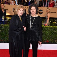 Aktris senior Lily Tomlin telah menjalin cinta dengan kekasih wanitanya Jane Wagner selama 42 tahun. Keduanya akhirnya memutuskan menikah pada 2013. Foto: dok. Getty Images