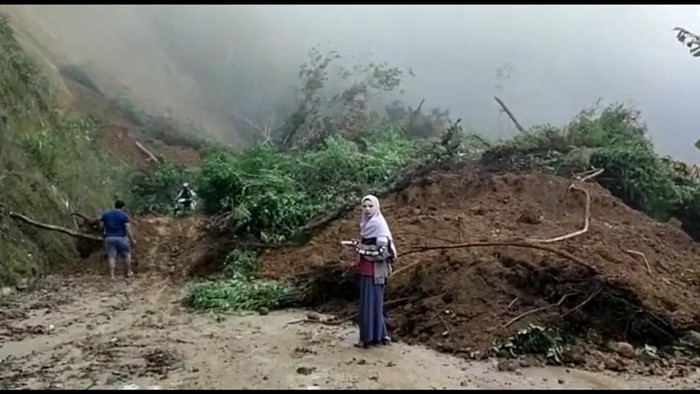 Longor menutup jalur penghubung Mamasa-Mamuju, Sulbar. (dok. Istimewa)