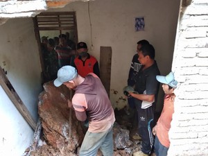 Longsor Jebol Tembok Rumah Warga Trenggalek