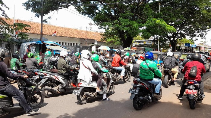 Macet di depan Stasiun Manggarai Jakarta Selatan.