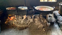 Selain itu, aroma smokeynya juga sangat terasa. Berpadu dengan aroma lezatnya aneka menu makanan yang disajikan berjajar di atas lincak atau bale-bale bambu. Foto: detikcom/Riska Fitria