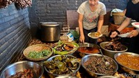 Ikan lele pertama diasapi, kemudian diguyur dengan kuah merah bercita rasa pedas. Nah, kuah merah itulah yang disebut sebagai bumbu mangut. Foto: detikcom/Riska Fitria