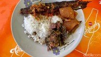Rasa pedas kuah merah itu dinetralisirkan dengan gudeg yang bercita rasa manis. Selain itu semakin lezat dengan krecek yang kenyal. Foto: detikcom/Riska Fitria