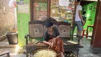 Warungnya sedikit tersembunyi. Konsepnya juga unik, pengunjung dapat mengambil menu makanan secara prasmanan di dapur secara langsung. Foto: detikcom/Riska Fitria