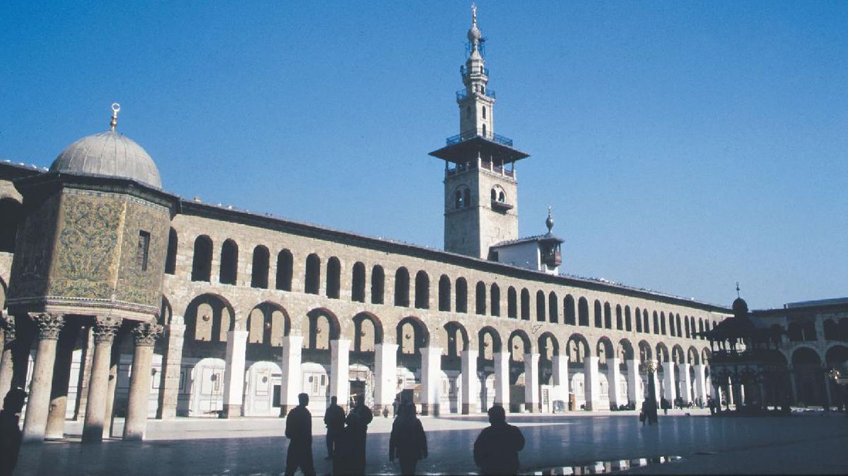 Pada masa walid bin abdul malik dibangun sebuah masjid damaskus hasil karya arsitek terkenal yang bernama