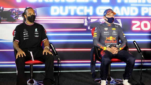 ZANDVOORT, NETHERLANDS - SEPTEMBER 05: Race winner Max Verstappen of Netherlands and Red Bull Racing and second placed Lewis Hamilton of Great Britain and Mercedes GP talk in the press conference after the F1 Grand Prix of The Netherlands at Circuit Zandvoort on September 05, 2021 in Zandvoort, Netherlands. (Photo by XPB - Pool/Getty Images)