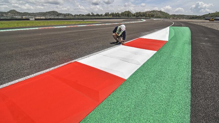Saat ini di Pertamina Mandalika International Street Circuit sedang dilakukan pengecatan di berbagai titik 