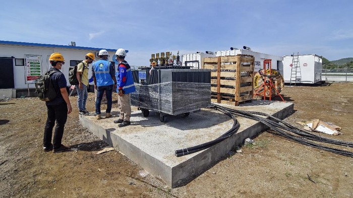 Melihat Proses Pengecatan Sirkuit Mandalika Saat ini di Pertamina Mandalika International Street Circuit sedang dilakukan pengecatan di berbagai titik