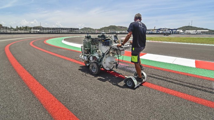 Melihat Proses Pengecatan Sirkuit Mandalika Saat ini di Pertamina Mandalika International Street Circuit sedang dilakukan pengecatan di berbagai titik