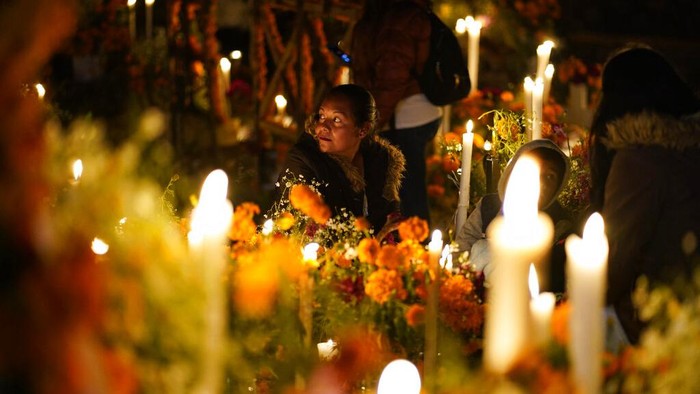 Hari Kematian tak hanya dirayakan di Meksiko. Sejumlah warga di berbagai negara lain juga turut merayakannya dengan berziarah dan hias makam anggota keluarga.