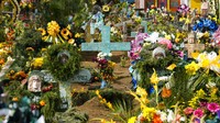 Di Guatemala, makam di area pemakaman tampak dihiasi berbagai bunga. Pandemi COVID-19 yang masih melanda negara itu membuat area pemakaman di sana ditutup untuk sementara waktu guna mengantisipasi meningkatnya jumlah pengunjung yang berziarah untuk memperingati Hari Kematian yang masih digelar di masa pandemi. AP Photo/Moises Castillo.
