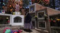 Warga di Bolivia juga turut berdatangan ke makam anggota keluarga mereka untuk berziarah dan menghias makam dalam rangka memperingati Hari Kematian pada 1 November dan 2 November lalu. AP Photo/Juan Karita.