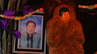 Perayaan Hari Kematian dimanfaatkan warga untuk berziarah ke makam anggota keluarga mereka untuk menghormati anggota keluarga yang telah meninggal dunia. AP Photo/Juan Karita.