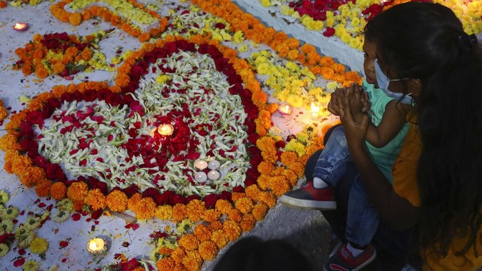 Menengok Perayaan Hari Kematian di Berbagai Negara Dunia Hari Kematian tak hanya dirayakan di Meksiko. Sejumlah warga di berbagai negara lain juga turut merayakannya dengan berziarah dan hias makam anggota keluarga.