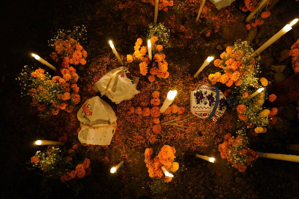 Hari Kematian tak hanya dirayakan di Meksiko. Sejumlah warga di berbagai negara lain juga turut merayakannya dengan berziarah dan hias makam anggota keluarga.