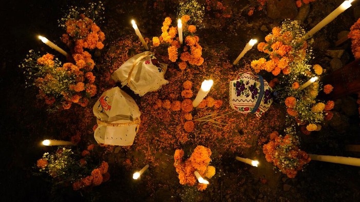 Menengok Perayaan Hari Kematian di Berbagai Negara Dunia Hari Kematian tak hanya dirayakan di Meksiko. Sejumlah warga di berbagai negara lain juga turut merayakannya dengan berziarah dan hias makam anggota keluarga.