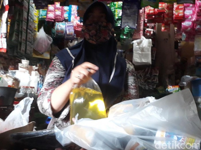 Harga minyak goreng curah di Kota Pasuruan melambung hingga Rp 21 ribu per kilogram. Para pedagang mengaku penjualan menurun.