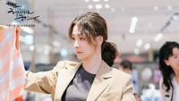 Jeon Mi Sook (Park Hyo Joo) merelakan kariernya sebagai model untuk menikah dengan Kwak Soo Ho (Yoon Na Moo). Foto: (dok. Now We Are Breaking Up)