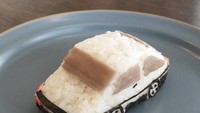Seorang seniman kuliner asal Jepang membuat onigiri dengan tampilan yang unik. Ia mengusung konsep 3D pada onigiri buatannya. Bola-bola nasi ini dibentuk hewan dan tokoh animasi.  Foto: Instagram @onigirigekijo