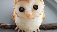 Bukan hanya bagian kepala burung hantu saja yang menarik tapi ada onigiri berbentuk burung hantu utuh. Lengkap dengan bagian badan dan kakinya. Onigiri ini juga diberi isian lauk yang lezat. Foto: Instagram @onigirigekijo