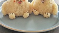 Onigiri adalah olahan nasi kepal khas Jepang yang biasa diberi isian lauk. Onigiri terbilang makanan praktis jadi banyak dikonsumsi sebagai camilan pengganjal perut.  Foto: Instagram @onigirigekijo