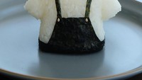 Onigiri berbentuk baju ini terlihat sederhana tetapi sangat detail dan rapi. Ratusan netizen selalu memberi tanda like pada postingan onigiri cantik dan unik ini.  Foto: Instagram @onigirigekijo