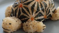 Onigiri cantik ini bukan hanya dibuat untuk keperluan foto tetapi memang dimakan. Sang pembuat onigiri mengatakan kalau anggota keluarganya akan langsung melahap onigiri ini setelah selesai difoto. Foto: Instagram @onigirigekijo