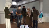 Ini potret karya seni Eldwin Pradipta. Dia sedang memberikan penjelasan tentang karyanya kepada pengunjung pameran.  Foto: Komunitas Tangsel Creative Foundation