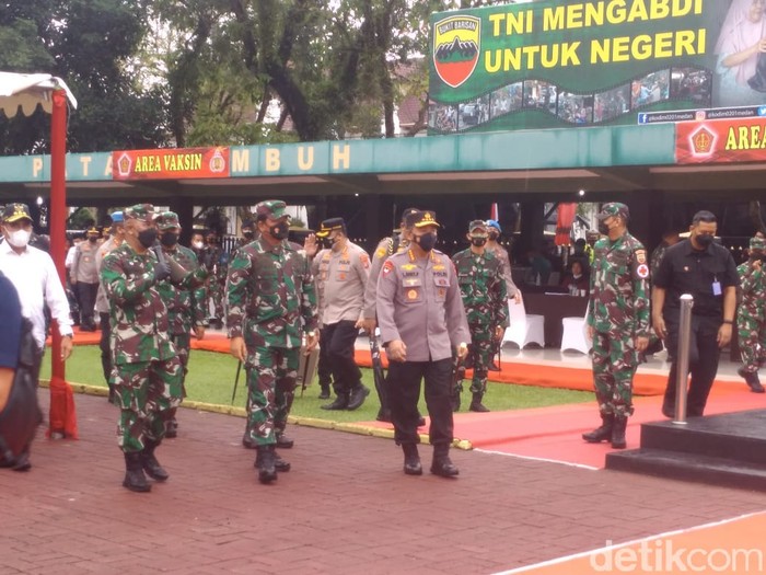 Panglima TNI Marsekal Hadi Tjahjanto bersama Kapolri Jenderal Listyo Sigit Prabowo meninjau kegiatan vaksinasi di Lapangan Benteng, Medan, Sumatera Utara (Sumut).