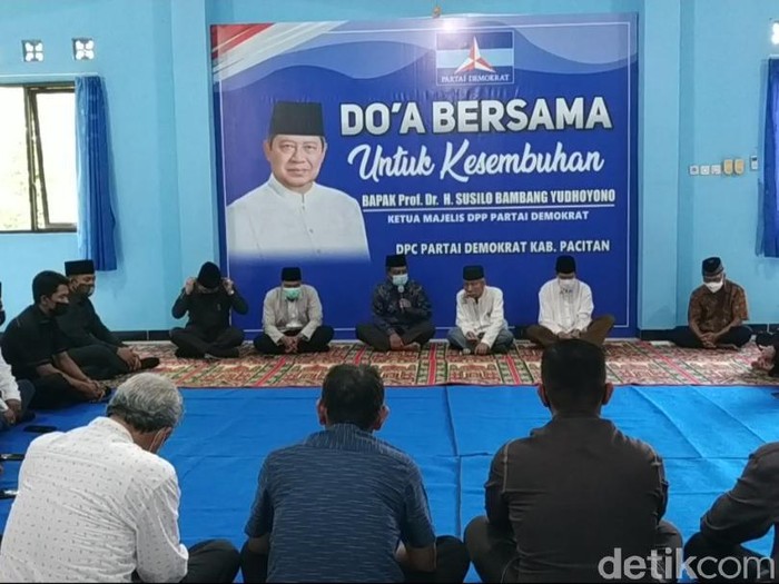 Partai Demokrat Pacitan menggelar doa bersama untuk kesembuhan Susilo Bambang Yudhoyono (SBY). Doa bersama digelar di kantor DPC, Jalan S Parman.