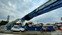 Meski ada proses pembangunan JPO, lalu lintas di kawasan tersebut terpantau lancar.