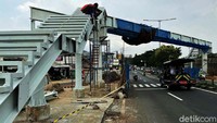 Saat ini pembangunan JPO masih tahap konstruksi.