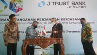 Direktur Utama PT Bank JTrust Indonesia Tbk Ritsuo Fukadai (dua dari kanan) bersama Direktur PT Abdiluhur Kawuloalit Kenichiro Watanabe (kiri), Direktur Utama PT Abdiluhur Kawuloalit Hakiki Sudrajat (dua dari kiri), dan Direktur PT Bank JTrust Indonesia Tbk R Djoko Prayitno (kanan) saat penandatangan perjanjian kerja sama pembiayaan kepemilikan rumah (KPR) di kawasan hunian “Reiwa Town” di Sawangan, Depok, Selasa (2/11/2021).