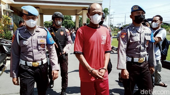 Polisi gelar jumpa pers kasus racun maut yang renggut nyawa Hani Dwi Susanti (30) di Klaten. Tersangka, Sarbini (43) turut dihadirkan polisi. Ini penampakannya.