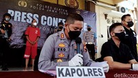 Saat di hadapan Kapolres Klaten AKBP Eko Prasetyo, pandangan Sarbini tetap lurus ke depan. Tidak ada gerakan berarti yang dia perlihatkan.