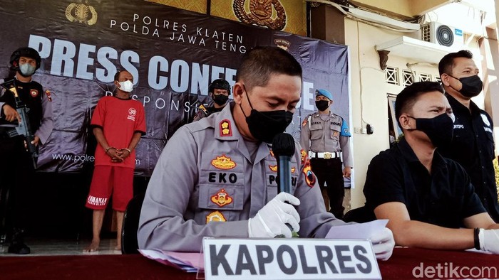 Polisi gelar jumpa pers kasus racun maut yang renggut nyawa Hani Dwi Susanti (30) di Klaten. Tersangka, Sarbini (43) turut dihadirkan polisi. Ini penampakannya.