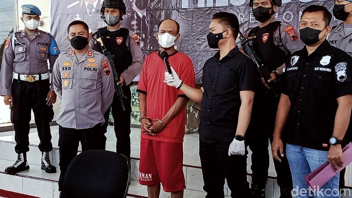 Penampakan Kakak Ipar yang Racuni Hani hingga Tewas di Klaten Polisi gelar jumpa pers kasus racun maut yang renggut nyawa Hani Dwi Susanti (30) di Klaten. Tersangka, Sarbini (43) turut dihadirkan polisi. Ini penampakannya.