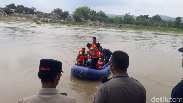 perahu tambang tenggelam di bojonegoro