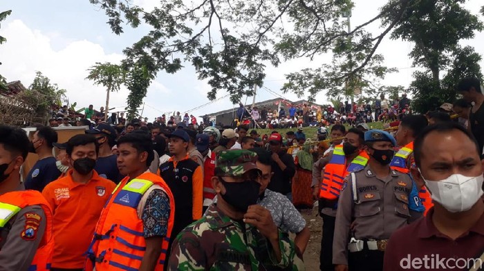 perahu tambang tenggelam di bojonegoro