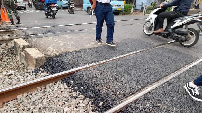 Perlintasan sebidang kereta api di Jl Percetakan Negara sudah mulai ditambal aspal.