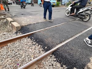 Detik-detik Pengendara Motor Nyaris Disambar KRL di Kalideres