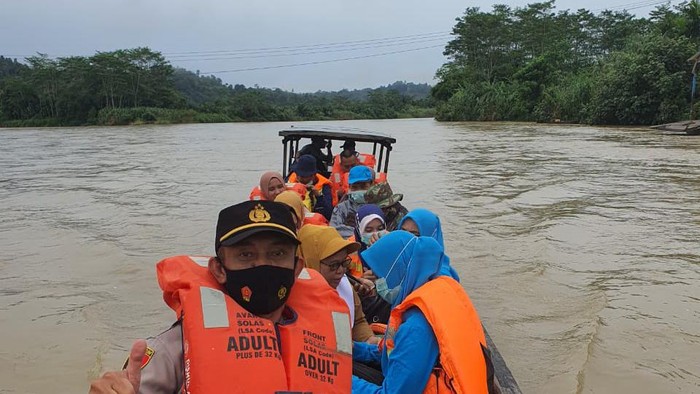 Petugas Aceh dalam perjalanan untuk melakukan vaksinasi