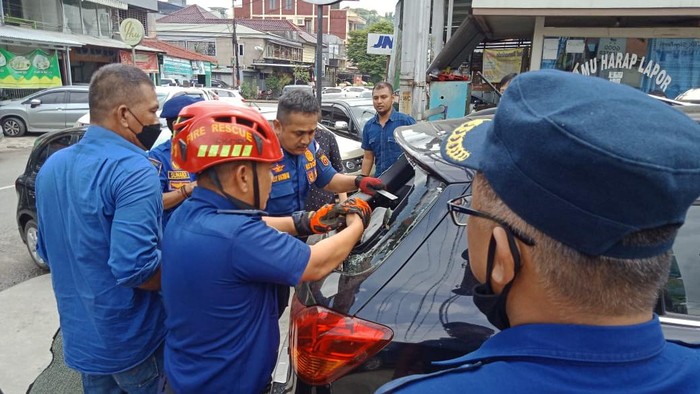 Petugas Damkar evakuasi bayi terkunci dalam mobil di Samarinda