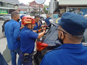 Aksi Damkar Evakuasi Bayi Terkunci dalam Mobil di Kaltim