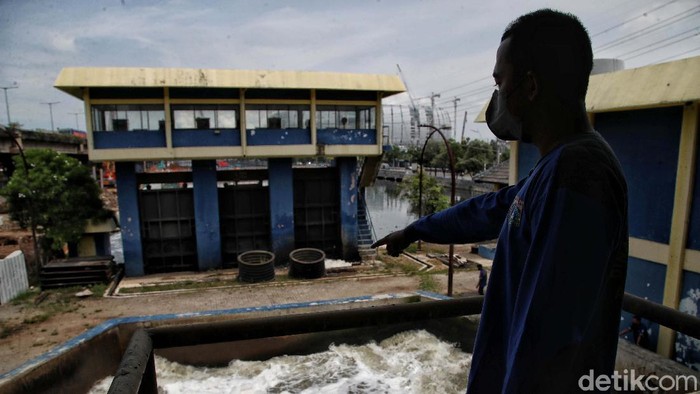 Petugas Rumah Pompa Ancol Siaga Antisipasi Banjir Gubernur DKI Jakarta Anies Baswedan sudah menyiapkan mitigasi bencana banjir. Salah satunya menyiagakan petugas di Rumah Pompa Ancol.