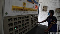 Petugas rumah pompa pun berjaga dengan shift yang bergantian.