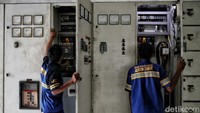 Petugas Dinas Sumber Daya Air memeriksa panel pompa air di Rumah Pompa Ancol, Jakarta Utara, Rabu (3/11/2021).