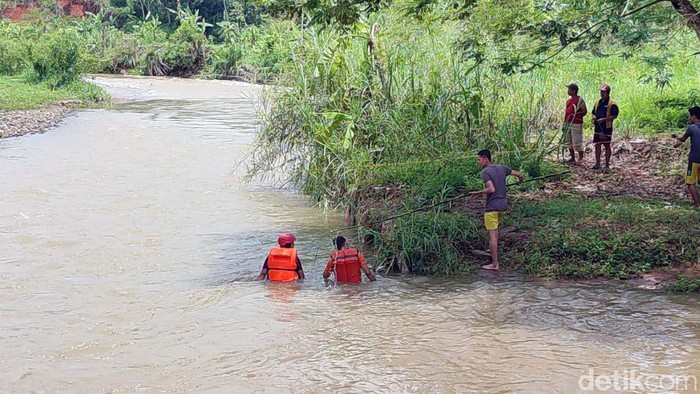 Polisi Kembali Olah TKP Tewasnya 11 Siswa saat Susur Sungai Tim Inafis Satreskrim Polres Ciamis lakukan olah TKP insiden susur sungai di Desa Utama, Ciamis, Jabar. Sebelumnya 11 siswa MTs meninggal dunia saat susur sungai.